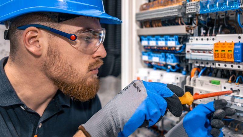 Comment choisir un électricien fiable à Montréal : Guide complet