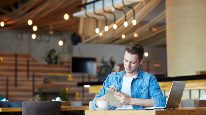 Entrer dans la vie active : les démarches à ne pas zapper quand on devient (enfin) adulte