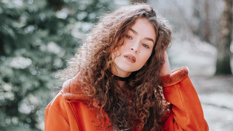 Chute de cheveux chez la femme : entre fragilité capillaire et luxe de la régénération