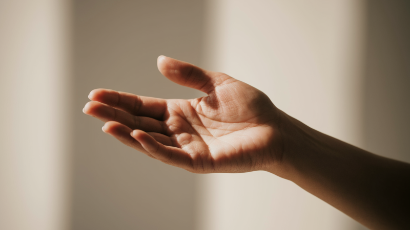 Main Droite Qui Gratte : Signification et Causes